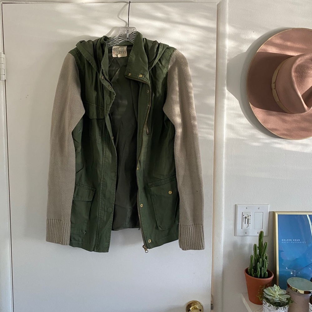 Cargo jacket with stretchy warm sleeves!